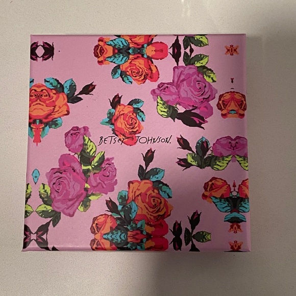 Betsey Johnson Gold Multicolor Heart Necklace NIB - Picture 4 of 5